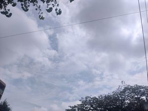 梅雨の曇り空が続く中で一瞬晴れ間が見えた、40代ウォーキングダイエット1ヶ月目の外ウォーキング風景。